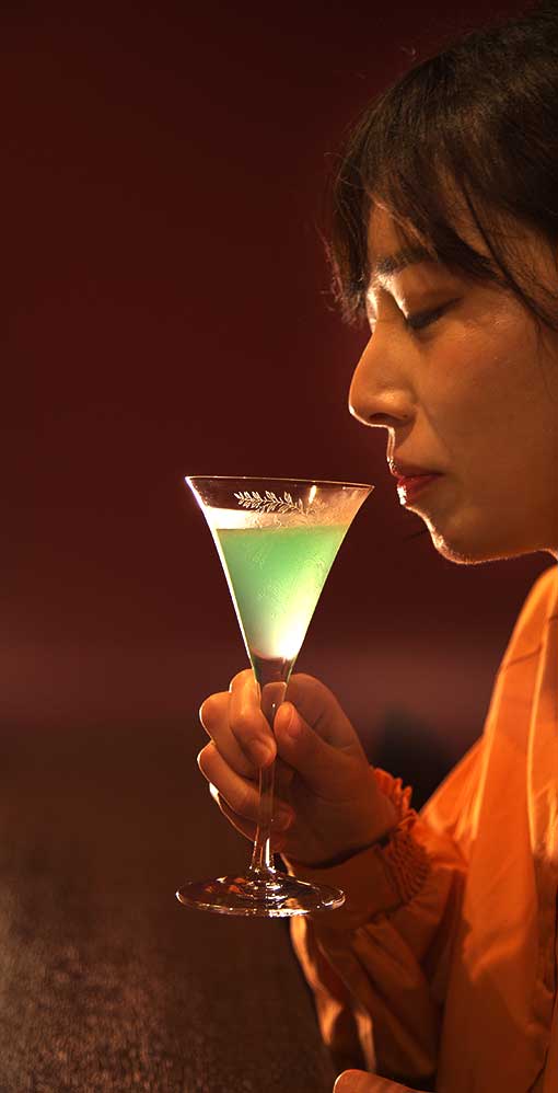 飲むシーン