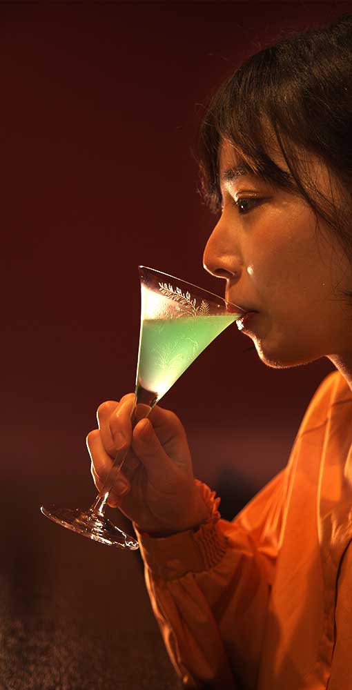 飲むシーン